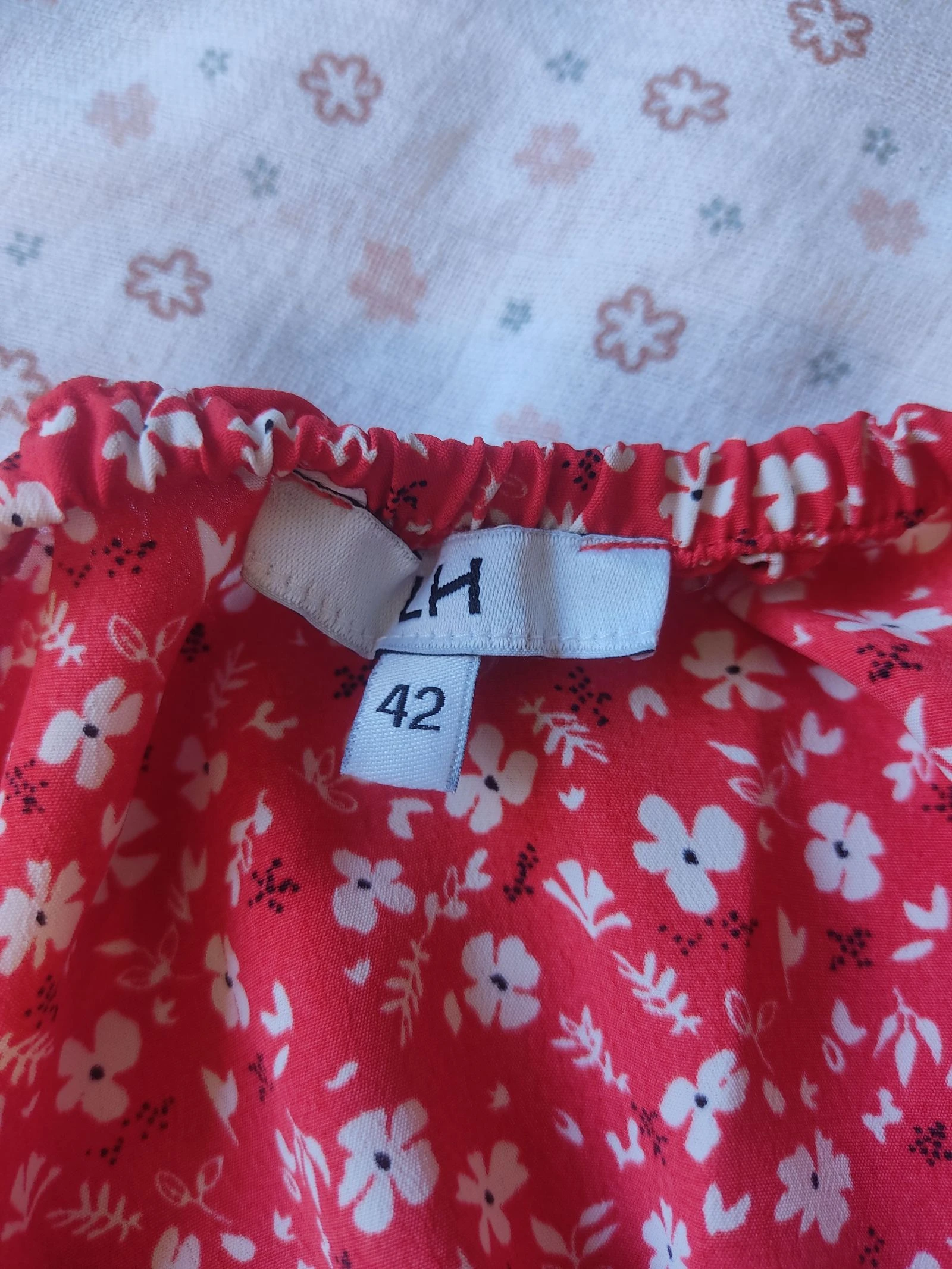 Camisola roja con flores blancas LH - Talla 42 - Muy buen estado – photo 8